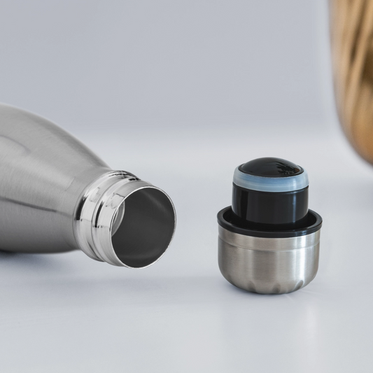 Isolierflasche mit Schraubverschluss im minimalistischen Stil
