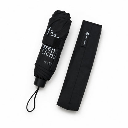 Kompakter Taschenschirm mit Jena Design im zusammengefalteten Zustand. Platzsparender Regenschirm mit Schutzhülle für den Alltag.