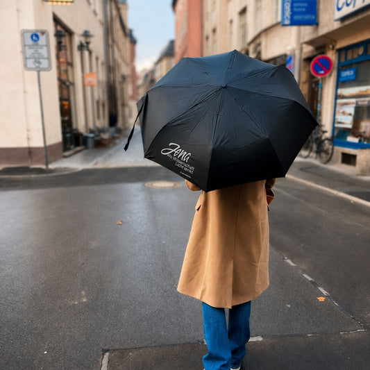 Schwarzer Taschenschirm mit Jena Design in der Jenaer Innenstadt. Kompakter Regenschirm als Souvenir und Geschenk aus Jena.