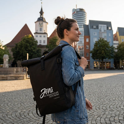 Frau mit Rolltop Rucksack Jena.Lichtschrift auf dem Marktplatz in Jena. Urbaner Daypack mit Jena Design für Alltag, Arbeit und unterwegs.